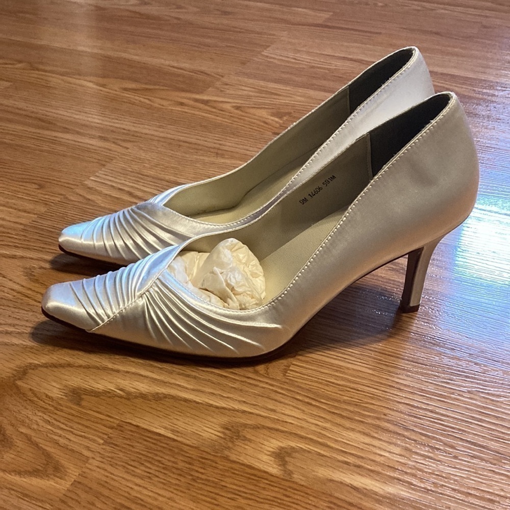 Touch ups heels new in box